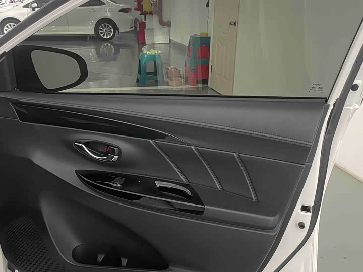 Фото 24 - Toyota Yaris L Hatchback