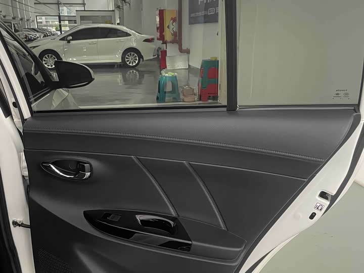 Фото 26 - Toyota Yaris L Hatchback