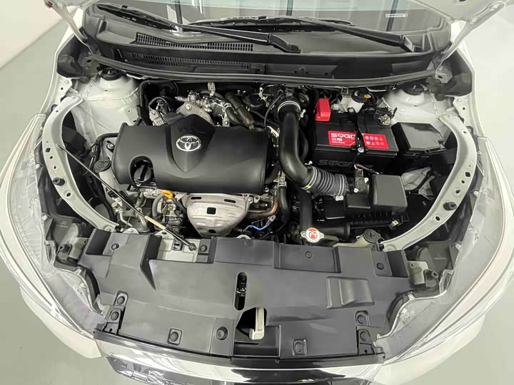 Фото 27 - Toyota Yaris L Hatchback