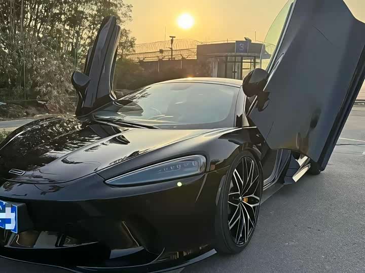 Фото 2 - McLaren GT