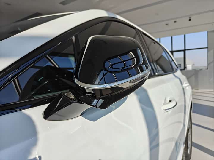 Фото 2 - Hongqi HS3 Hybrid