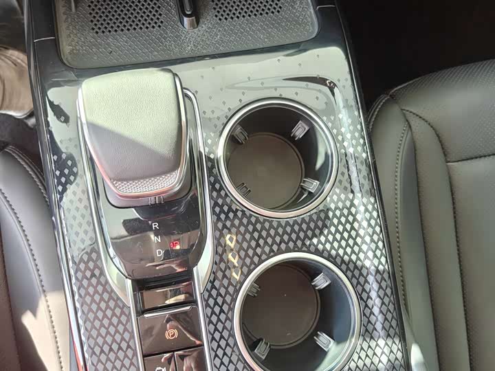 Фото 4 - Hongqi HS3 Hybrid