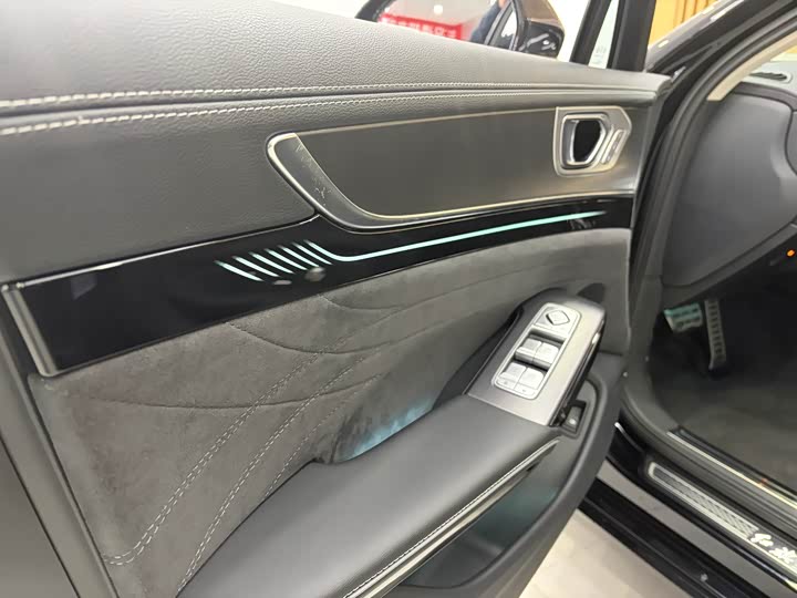 Фото 12 - Hongqi H9