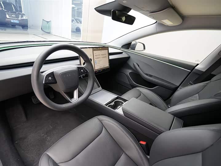 Фото 3 - Tesla Model 3