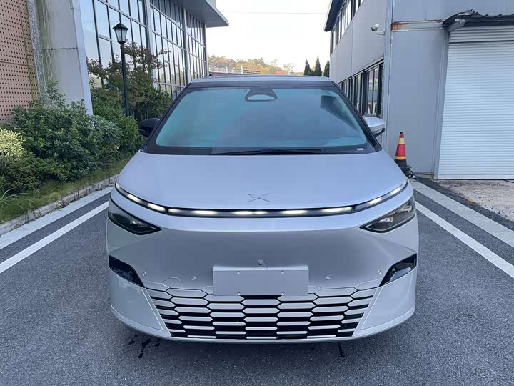 Фото 1 - XPeng X9