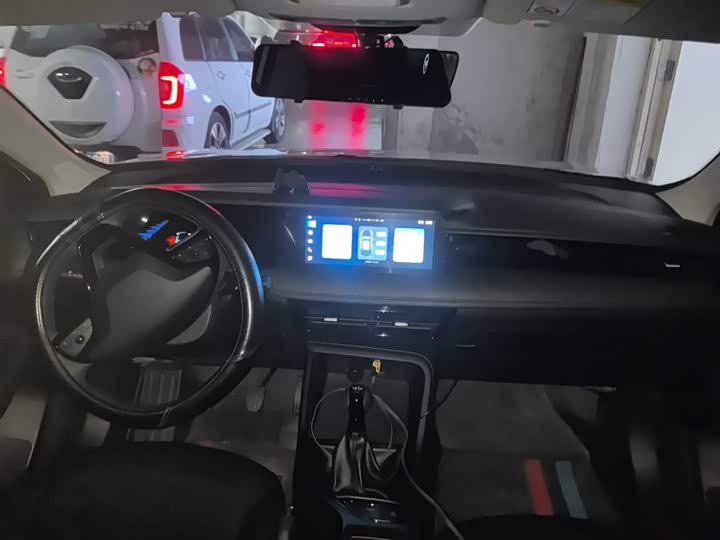 Фото 8 - Roewe i5