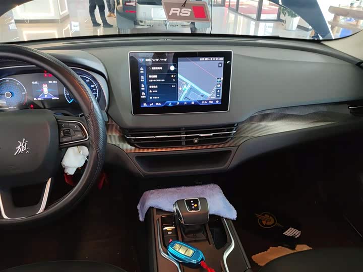 Фото 13 - Hongqi E-QM5