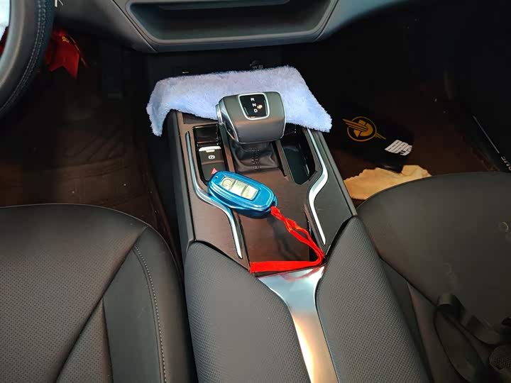 Фото 14 - Hongqi E-QM5