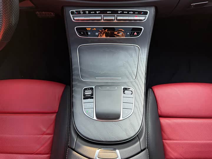 Фото 16 - Mercedes-Benz E-Class