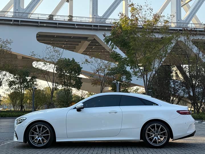 Фото 4 - Mercedes-Benz E-Class