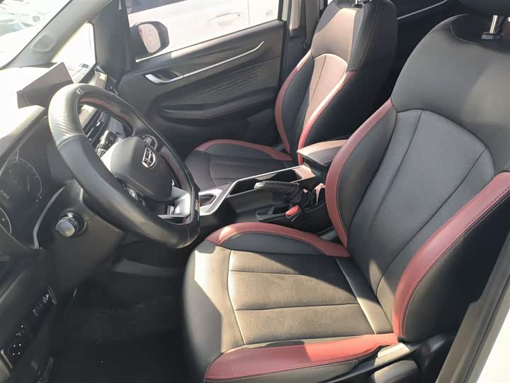 Фото 15 - Geely Vision X3