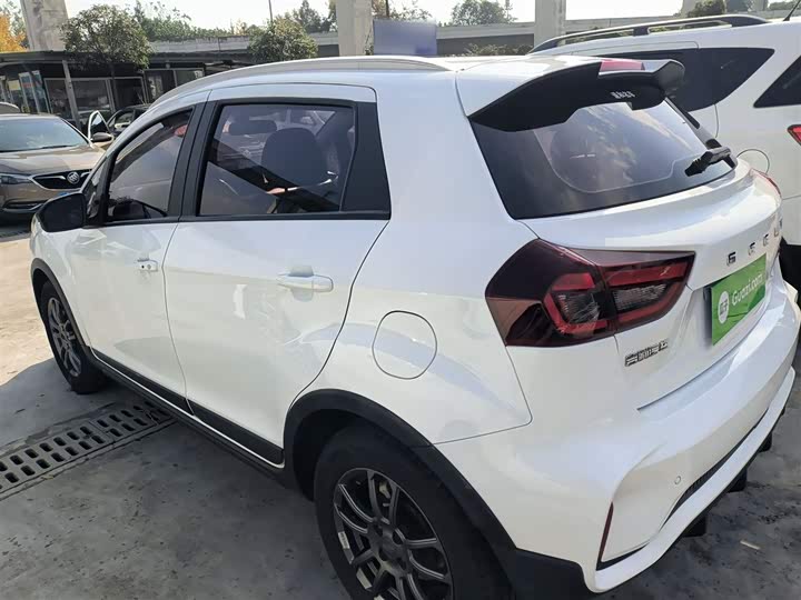 Фото 5 - Geely Vision X3