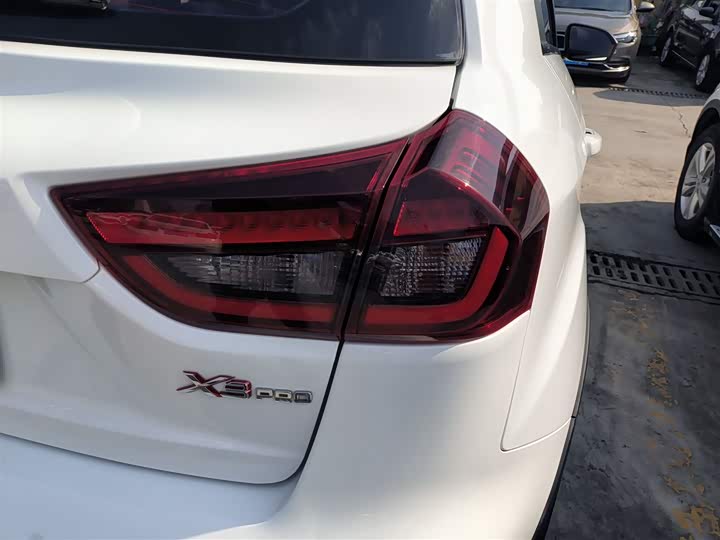 Фото 8 - Geely Vision X3