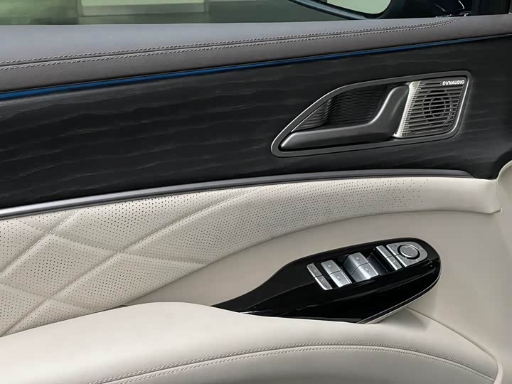 Фото 16 - Denza D9