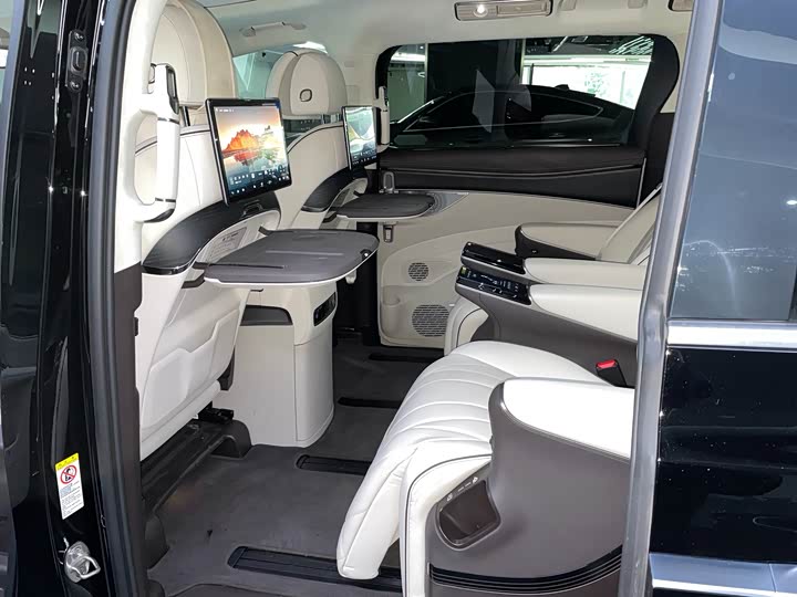 Фото 9 - Denza D9