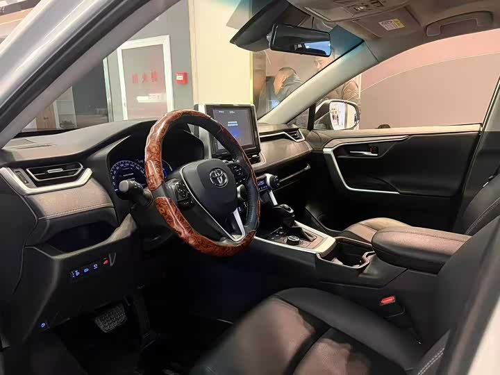 Фото 4 - Toyota RAV4