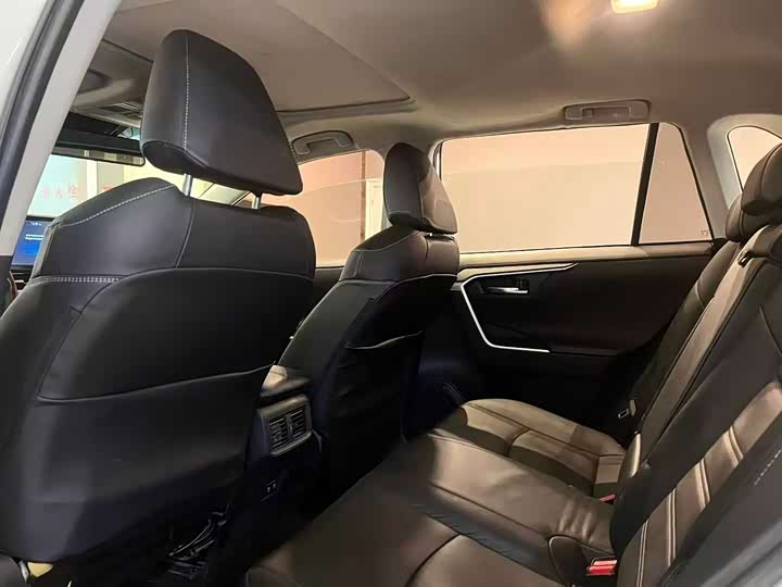 Фото 6 - Toyota RAV4