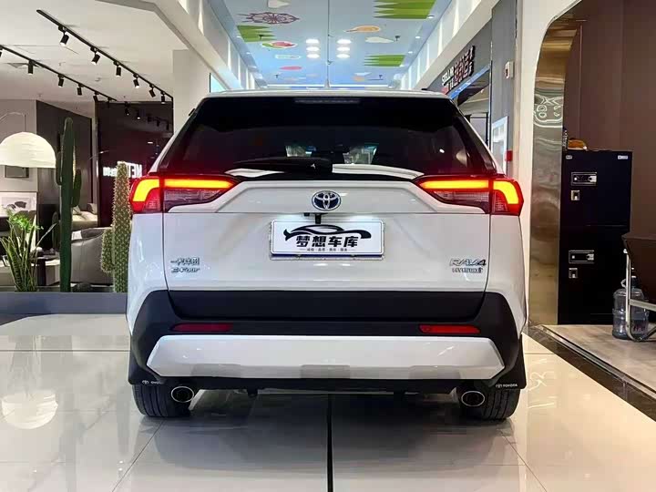 Фото 8 - Toyota RAV4