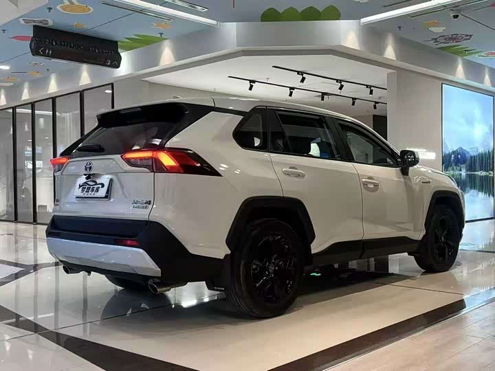 Фото 9 - Toyota RAV4