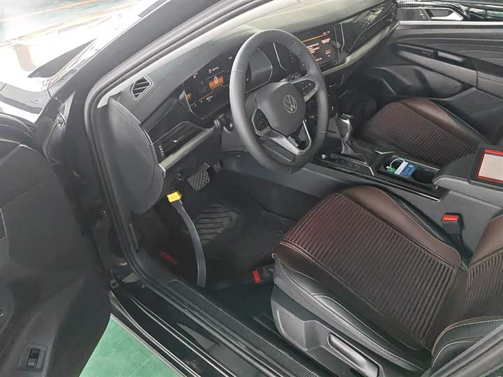 Фото 16 - Volkswagen Passat