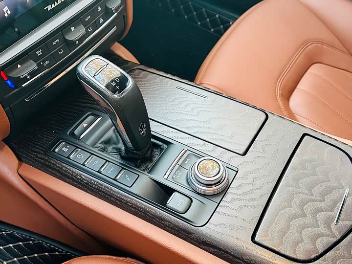 Фото 9 - Maserati Quattroporte