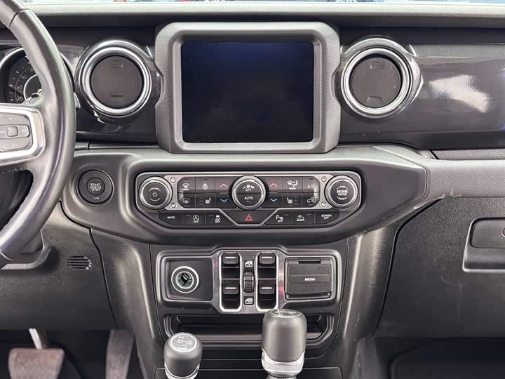 Фото 19 - Jeep Wrangler