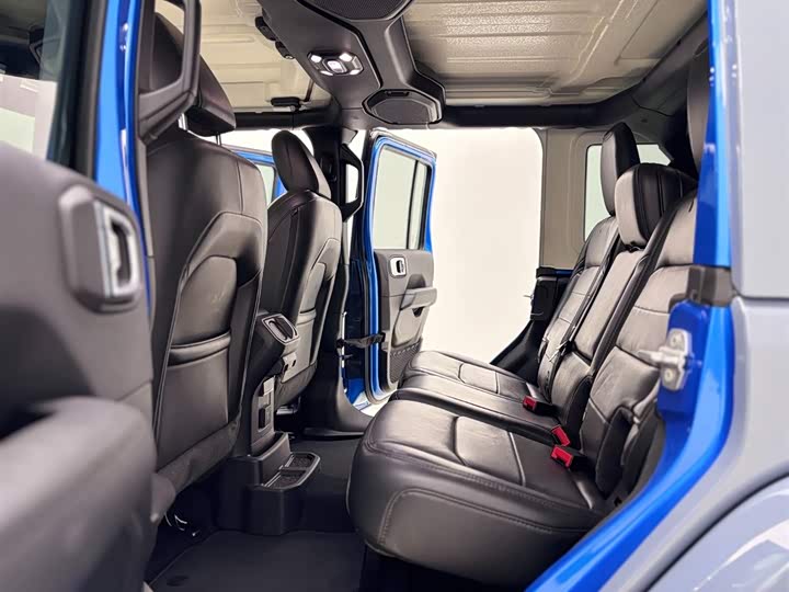 Фото 24 - Jeep Wrangler