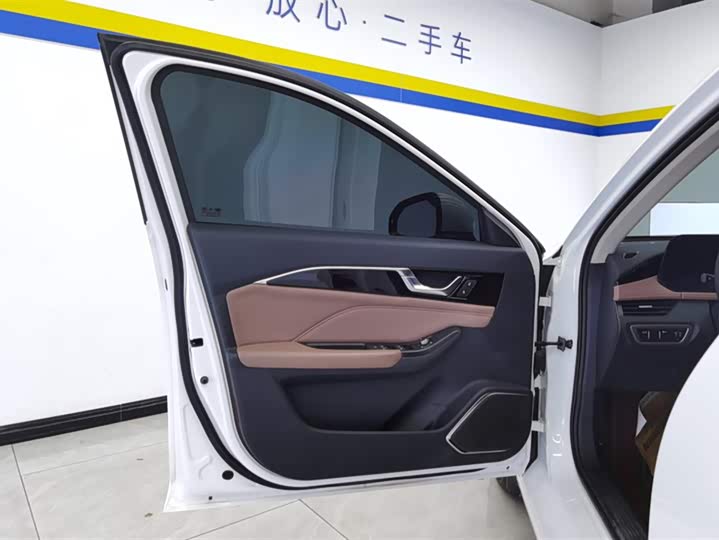 Фото 7 - Bestune B70