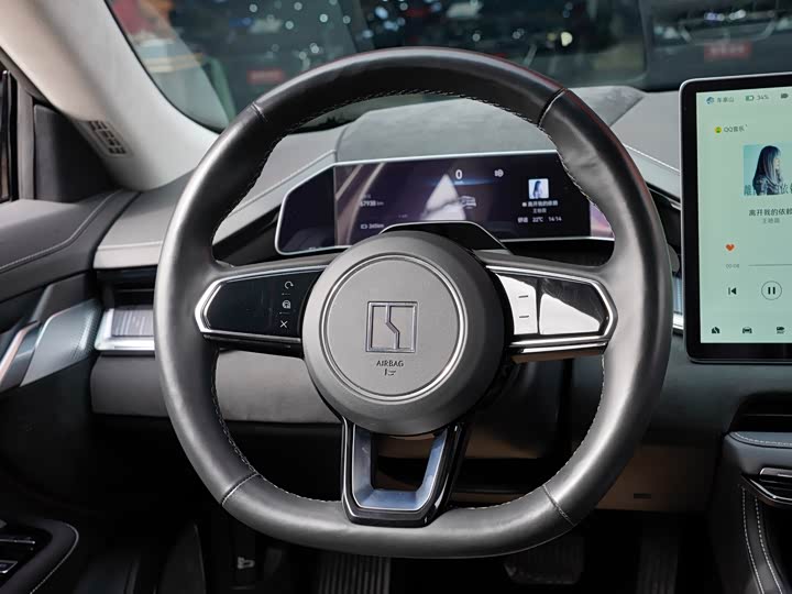 Фото 12 - Zeekr 001