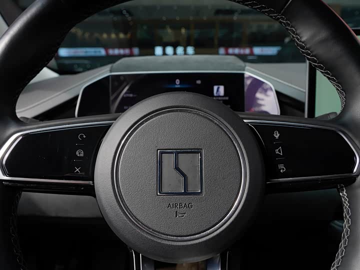 Фото 13 - Zeekr 001