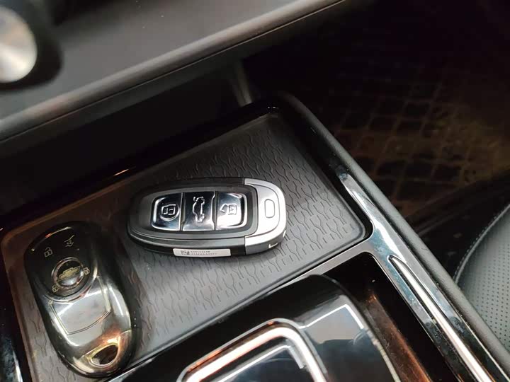 Фото 12 - Hongqi E-QM5