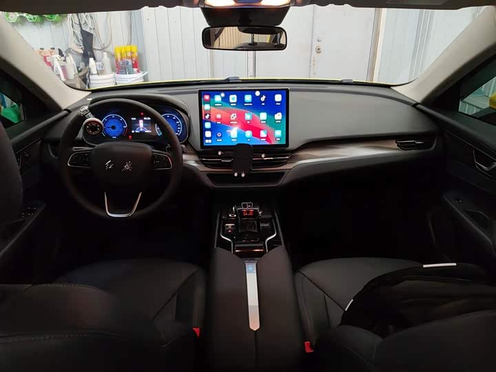 Фото 13 - Hongqi E-QM5