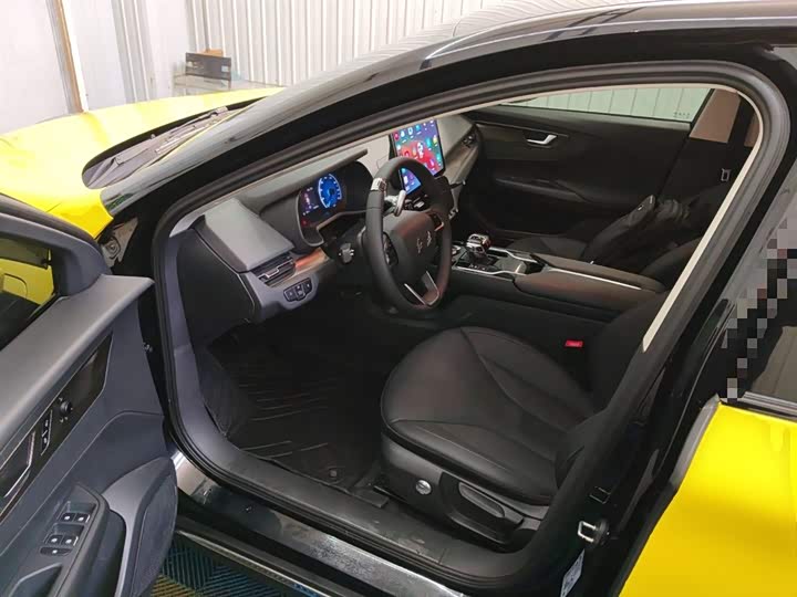 Фото 14 - Hongqi E-QM5