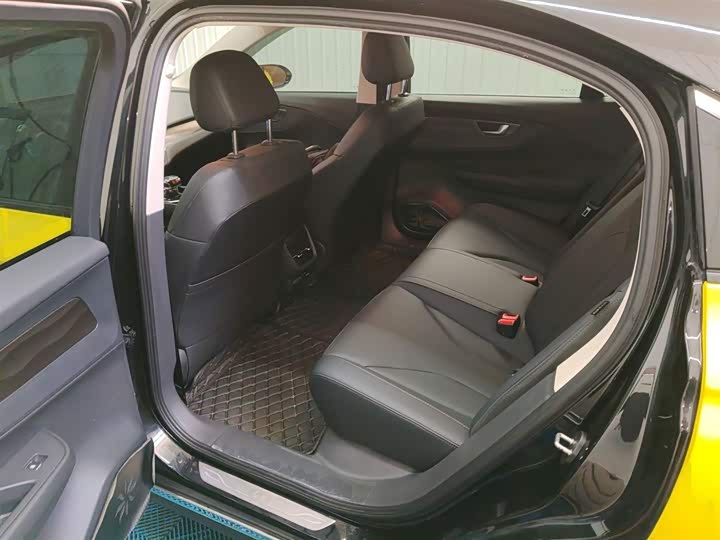 Фото 15 - Hongqi E-QM5