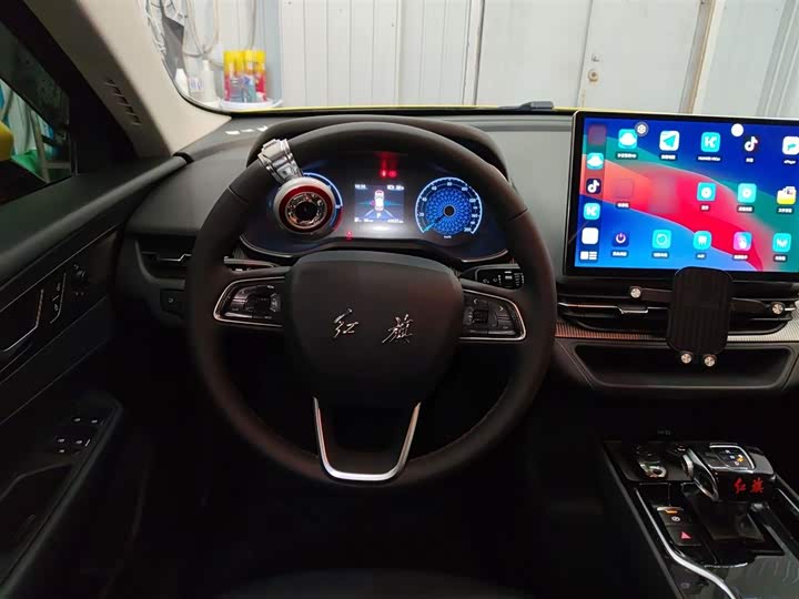 Фото 3 - Hongqi E-QM5