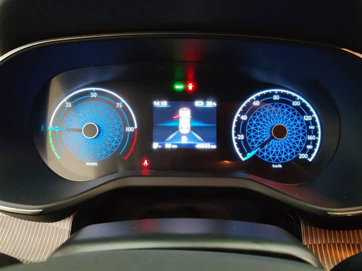 Фото 4 - Hongqi E-QM5