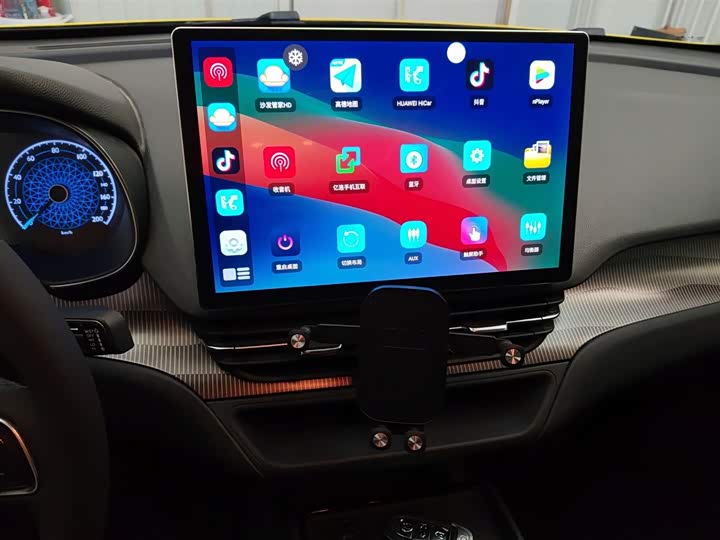 Фото 6 - Hongqi E-QM5