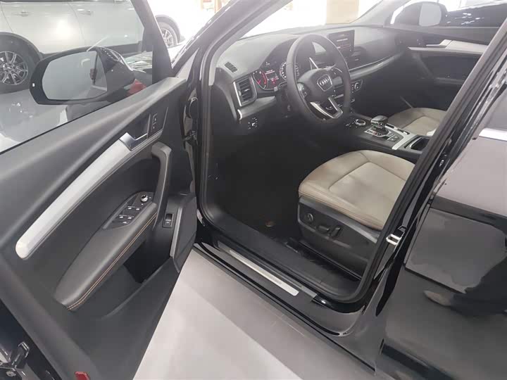 Фото 16 - Audi Q5L