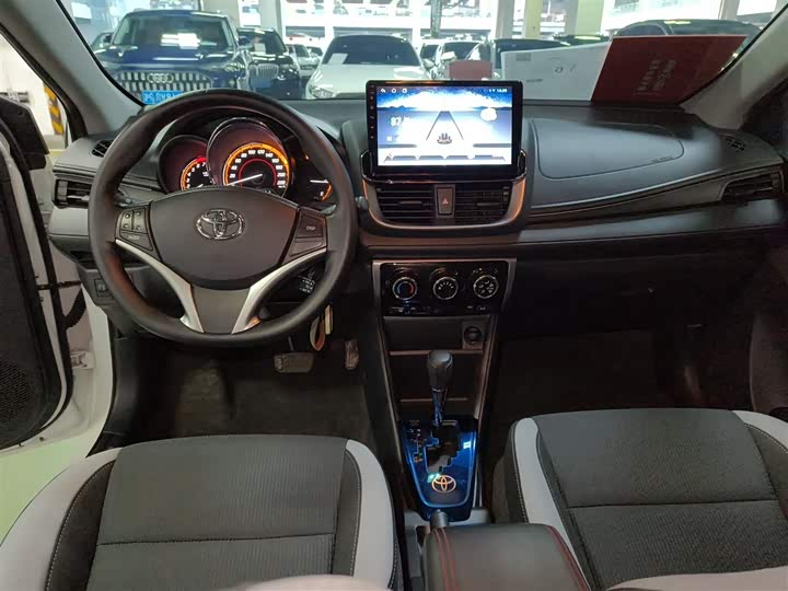 Фото 10 - Toyota Yaris L Hatchback