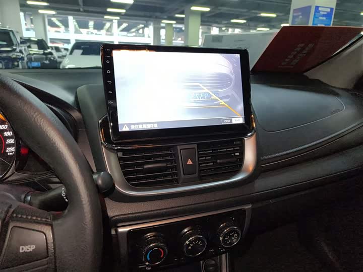 Фото 13 - Toyota Yaris L Hatchback