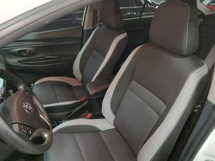 Фото 15 - Toyota Yaris L Hatchback