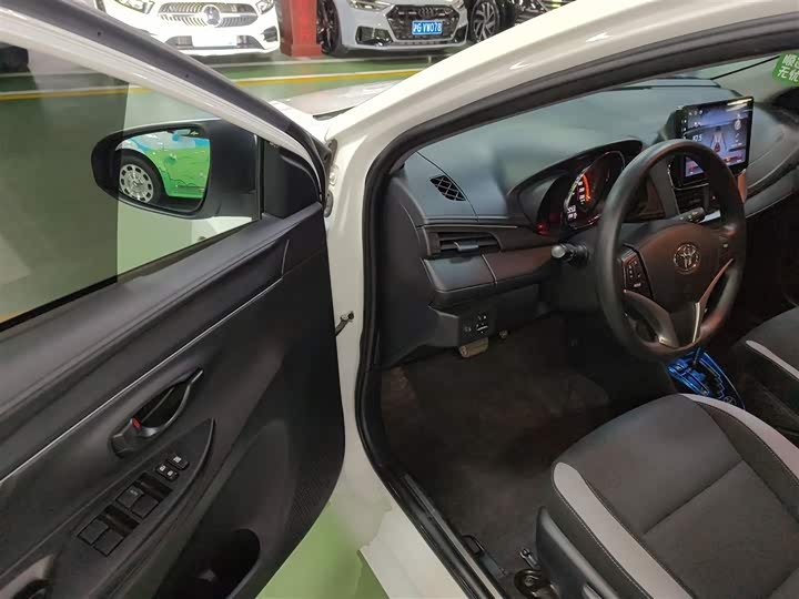 Фото 16 - Toyota Yaris L Hatchback