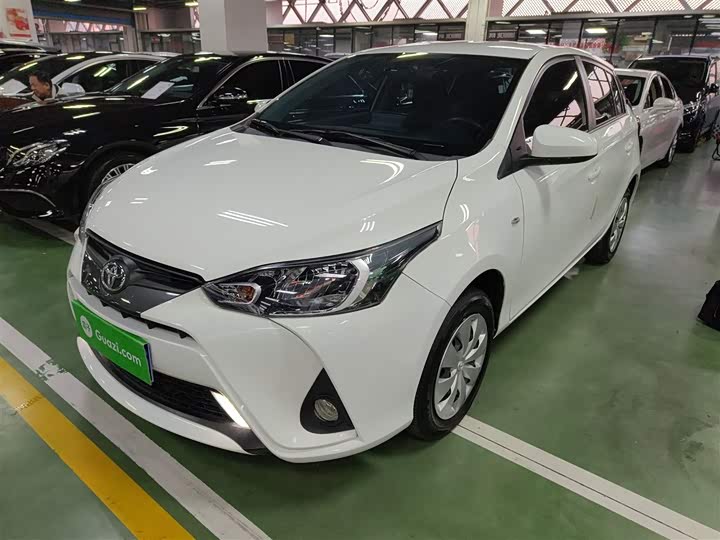 Фото 2 - Toyota Yaris L Hatchback