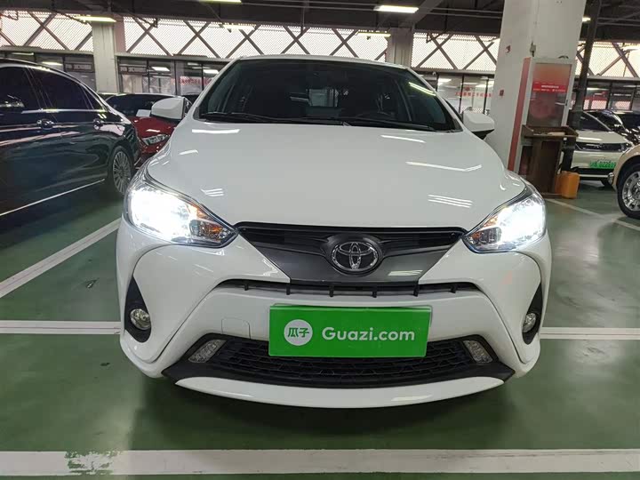 Фото 3 - Toyota Yaris L Hatchback