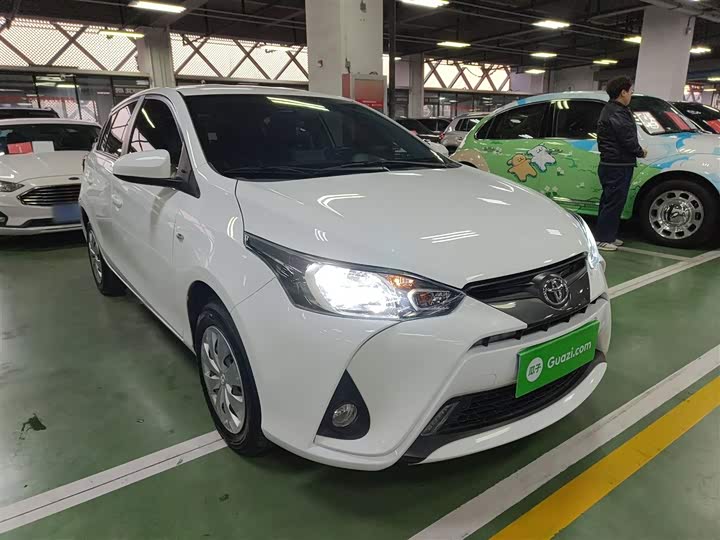 Фото 4 - Toyota Yaris L Hatchback