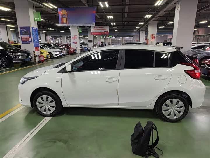 Фото 5 - Toyota Yaris L Hatchback