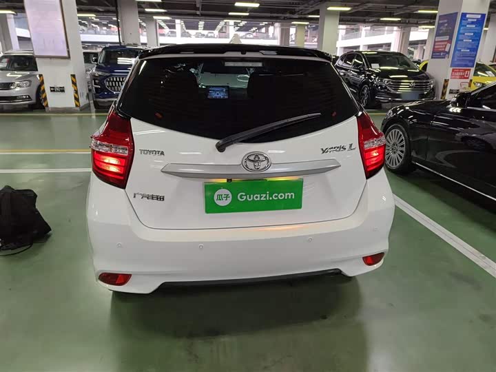 Фото 6 - Toyota Yaris L Hatchback