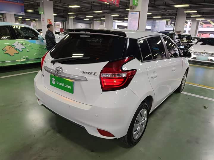 Фото 7 - Toyota Yaris L Hatchback