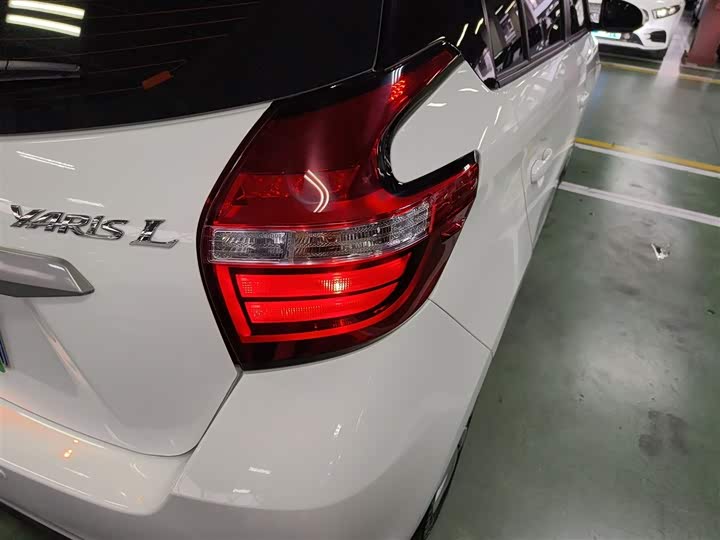 Фото 8 - Toyota Yaris L Hatchback