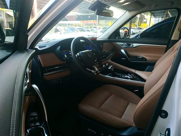 Фото 16 - Changan CS95